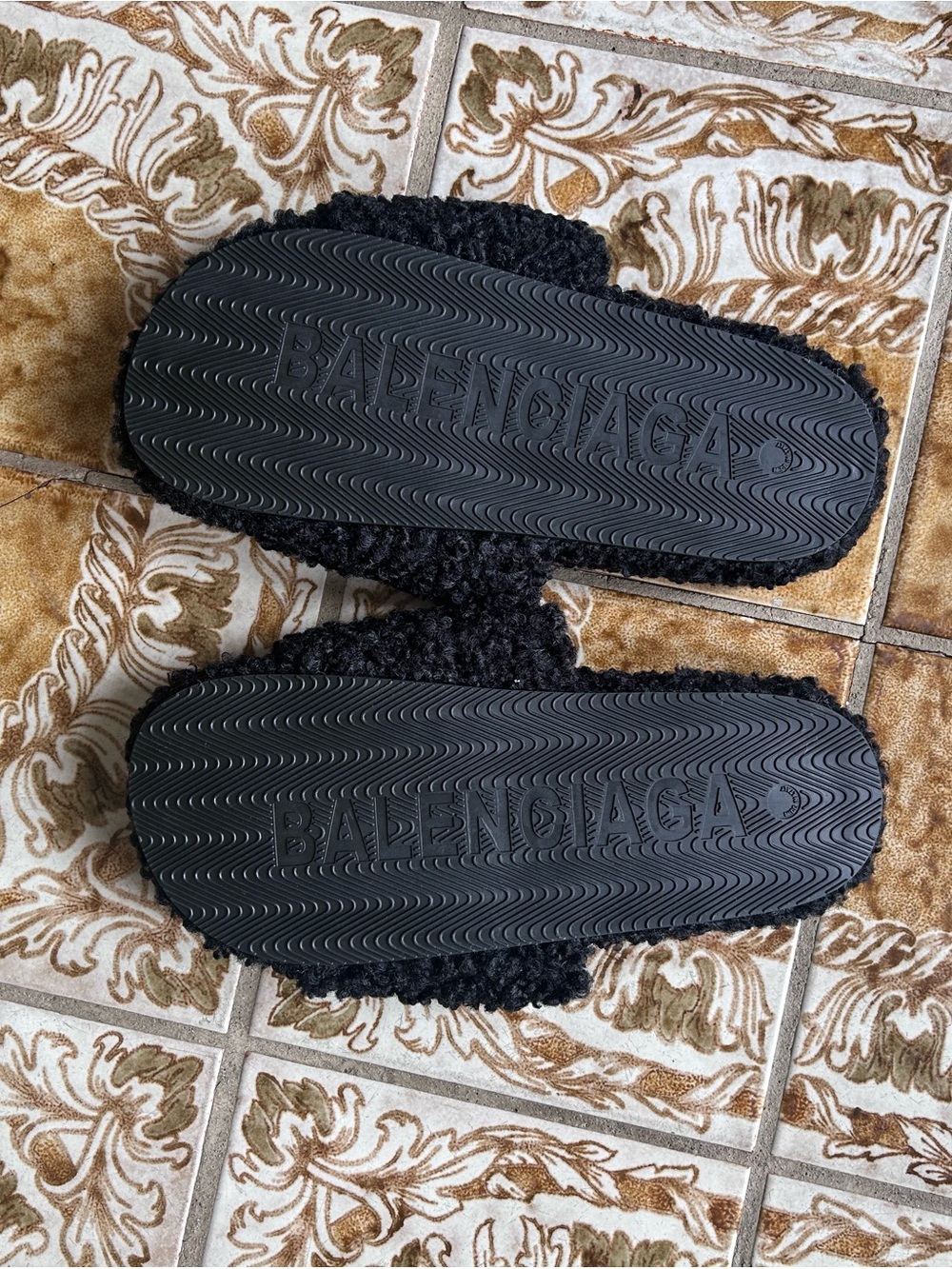 Balenciaga Slides - Picture 2 of 3